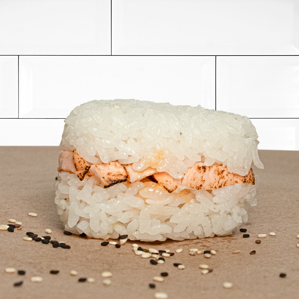 Onigiri Aburi Sake (1 pza)